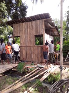 WARGA SINGARAJAN PONTANG PERBAIKI RUMAH TIDAK LAYAK HUNI.