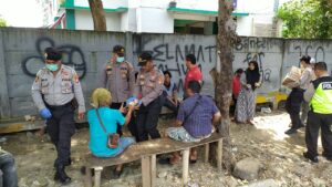 Kapolsek Muara Baru Bagikan Nasi Bungkus