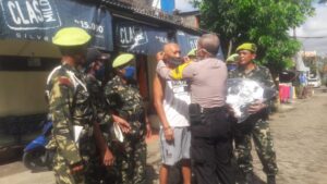 PPM markas Ranting Curug Membagikan Masker, Tabung Cuci Tangan dan Sabun