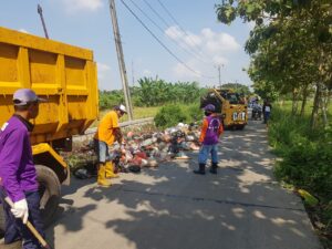 Pemerintah Kecamatan Kresek Lakukan Pengangkutan Sampah