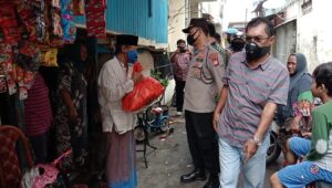 Wujud Kepedulian Polri Kepada Masyarakat, Kapolsek Muara Baru Bersama Stakeholder ; Berikan 500 Paket Sembako Kepada Warga
