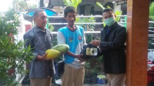 MENJELANG BULAN SUCI RAMADHAN DEWAN PKS BAGI-BAGI BERAS DAN TIMUN SURI