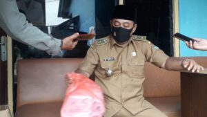 Terkait Beredarnya Penemuan Ribuan KK di Tong Sampah oleh Warga Ketapang, Ini Kata Kepala Desa ketapang Ahmad Nasuhi