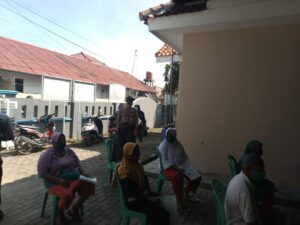 Pastikan Dana BST Tepat Sasaran, Personil Polres Cilegon Kawal Warga Anyer