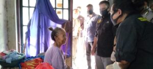 Sambil Menangis, Nenek Sukenah Ucapkan Terimakasih kepada Tim Jum’at Barokah Polda Banten