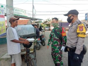 Sinergitas, TNI – Polri Bagikan Nasi Bungkus Bagi Warga Terdampak Covid-19 di Kota Serang