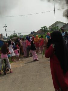 WARGA CARENANG NGAMUK DEMO KE DESA CARENANG KECAMATAN KOPO KABUPATEN SERAN