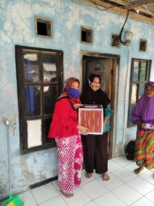 KADES MEKAR BARU, APIPAH MEMBERIKAN SANTUNAN ANAK YATIM DAN JANDA DUAPA; KECAMATAN KOPO KABUPATEN SERANG