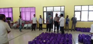 Camat Mekar Baru Bagikan 500 Paket Sembako Pada Masyarakat