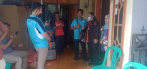 Direktur CV.BERLIAN AQIQAH Bagikan paket Sembako Didesa Tegal kunir kidul