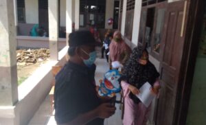 Patut Di Contoh, Pembagian BLT Di Desa Oyam Terapkan Sosial Distanching