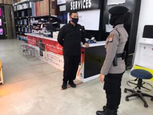 Jelang New Normal, Personel Ditsamapta Polda Banten Lakukan Patroli di Pusat Perbelanjaan