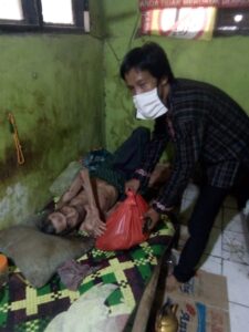 Camat Mekar Baru Bersama Insan Pers Bagikan Paket Sembako