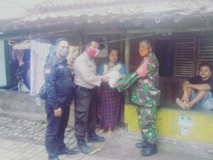 Menyambut HUT bhayangkara yang ke -74 kapolsek mauk membagikan sembako ke warga Miskin.