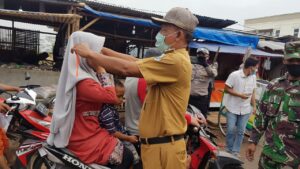 Camat Kronjo bersama Muspika bagikan ribuan Masker di pasar anyer kronjo