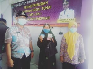 Camat Paku Haji Pantau Jalannya Penyaluran Program Bantuan Sosial Tunai