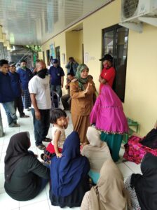 Masyarakat Paguyuban Mekar Baru Beramai-ramai Mendatangi Kantor Desa.
