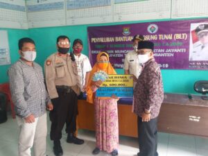 Kepala Desa Pasir Muncang Salurkan BLT Dana Desa Untuk 125 KK Terdampak Covid-19