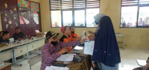 Kades Muncung Pantau Jalannya Penyaluran Program BST Tahap Tiga