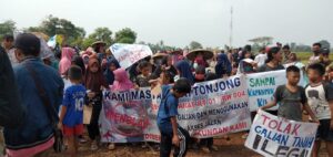 Masyarakat Desa Ranca Ilat Gelar Aksi Demo, Minta Aktifitas Galian Tanah Ditutup!