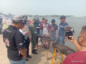 Konten You tuber “Bang Kumis Berbagi” Santunin Anak Yatim Dan warga Desa Teluk Berupa Bingkisan Daging Sapi