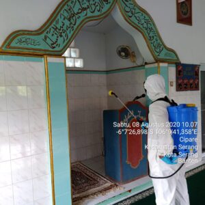 Cegah penularan Covid 19, Personil Satbrimob Polda Banten Semprotkan Disinfektan