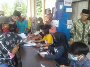 WARGA 2 KELURAHAN DI KECAMATAN KASEMEN TERIMA BST TAHAP IV & V