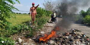 Seorang Pemuda Lakukan Aksi Pembakaran Sampah Di Badan Jalan Lanud Gorda
