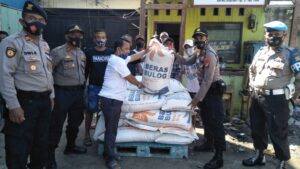 Polsek Muara Baru Bagikan Beras Kepada TKBMI