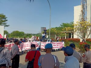 Warga Sanding geruduk Kantor Gubernur Banten