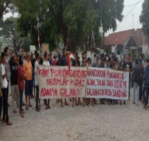 Warga Desa Sending Geruduk Kantor Camat Petir