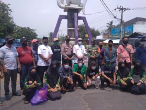 Muspika Kecamatan Kronjo Bersama jurnalis Tim9 Bagikan Nasi Bungkus dan Masker di Tugu Pulo Cangkir