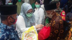 Kunjungan Kerja Lili Gunung Iskandar Bagikan Sembako dan Masker di Cirumpak