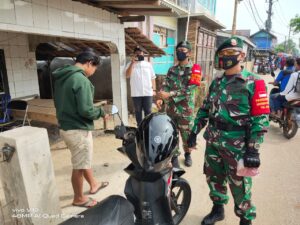 Koramil 08 Krono Dan Polsek Kronjo Melaksanakan Operasi Yustisi Bersama Pemerintah Kecamatan Mekar Baru