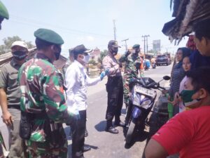 Danramil 08 Kronjo Dan Polsek Kronjo Bersama Pemerintah Kecamatan Melaksanakan Operasi Yustisi Penegakan Hukum Protokol Kesehatan