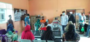 H. Sanusi Beserta Jajaran Staf Pemdes Blukbuk Pantau Jalannya Penyaluran BST Kemensos Pusat Tahap 2 Bulan ke 3