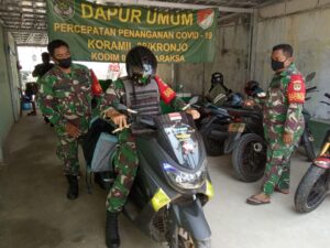 Kegiatan Dapur Umum tahap 3 Oleh Koramil 08 Kronjo, Bagikan 150 Paket Nasi Bungkus Kepada Warga Mekar Baru