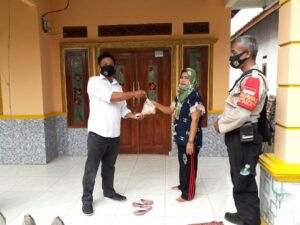 Kades Sidoko Bagikan Telor Gratis ke Warga