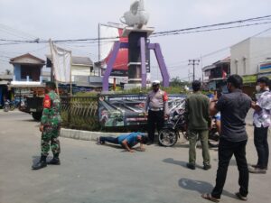 Satker Muspika Kecamatan Kronjo Melaksanakan Operasi Yustisi Menuju Kebijakan Adaptasi Baru