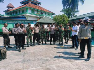 Memperingati HUT TNI Ke 75, Markas Koramil 08 Kronjo Di Grebeg Anggota Polsek Kronjo