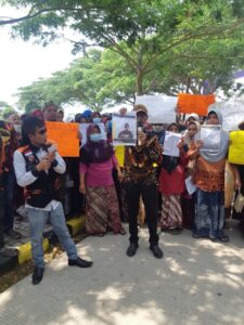 Warga Desa Mekar Baru Gelar Aksi Demo, Minta yang Diduga Menjadi Hak nya Agar Dikembalikan