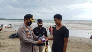 Bidhumas Polda Banten Himbau Wisatawan, Terapkan 3M dan Bagikan Masker di Pantai Anyer