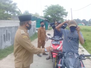 Pemdes Blukbuk Bagikan Masker Kepada Masyarakat dan Pengguna Jalan