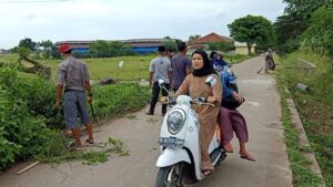 Pemdes Blukbuk Giat Gotong Royong Lakukan Pembersihan Rumput Liar dan Semak Belukar