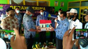 50 Unit Bantuan BSR2TLH Didesa Cibetok Kecamatan Gunung Kaler Telah di Serah Terimakan