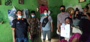 Petugas Kantor Pos Tigaraksa di Dampingi Binamas dan Sekdes Kedung Salurkan BST Tahap 11 Secara Door To Door