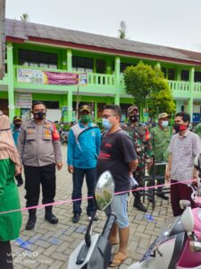 Petugas Perketat Prokes Penyaluran BST Kemensos di Desa Rawa Kidang