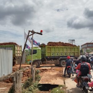 melanggar jam oprasional, pengurugan pembangunan perumahan di curug, Dishub akan tindak lanjuti