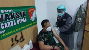 Danramil 04 Cengkareng Kapten Moerdoko melaksanakan Vaksinasi Covid-19 tahap Pertama