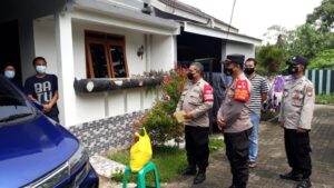 Kapolsek Curug Kunjungi Rumah Warga Yang Terpapar Covid-19 Untuk Isolasi Mandiri Dan Menyalurkan Bantuan